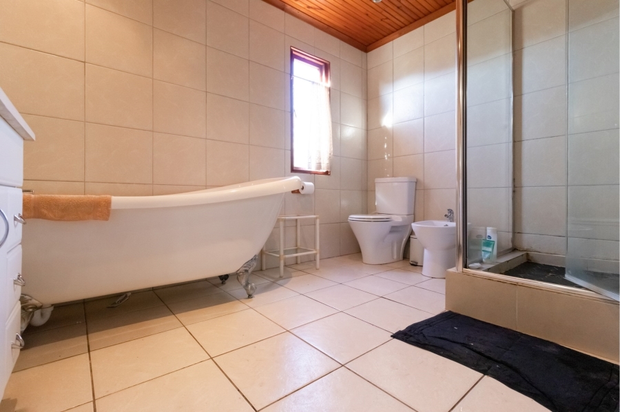 6 Bedroom Property for Sale in Capri Western Cape